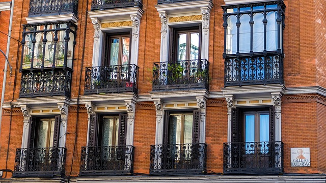 equipo coordinando una iniciativa comunitaria en oficina en Madrid